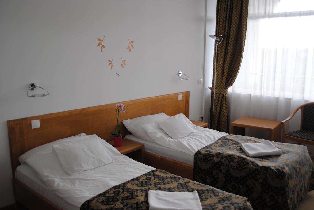 Hotel Claudius โซมบ็อตเฮย์ ภายนอก รูปภาพ