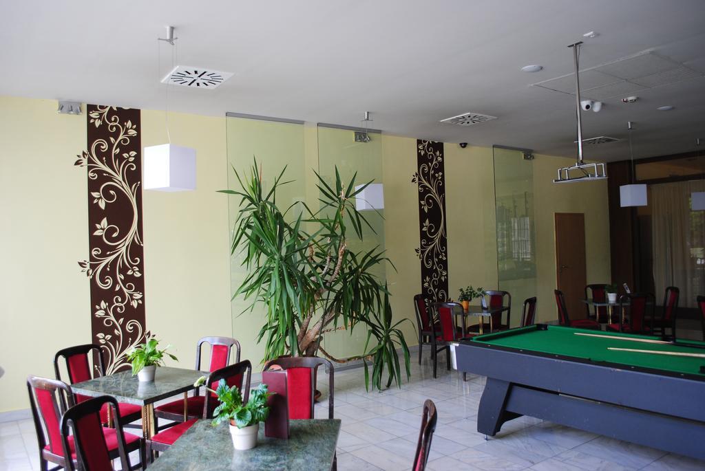 Hotel Claudius โซมบ็อตเฮย์ ภายนอก รูปภาพ